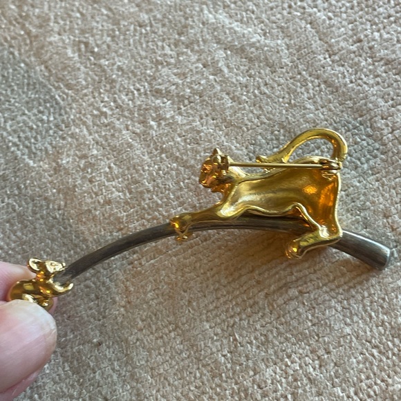 Fun cat chasing mouse pin - Picture 2 of 2